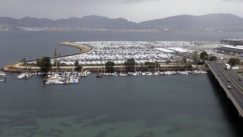 Vista area de la terminal de Bouzas llena de vehculos