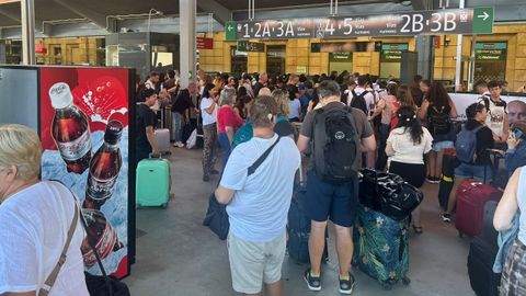 Im�genes de la estaci�n de Ourense tras los retrasos de los trenes con destino a Santiago