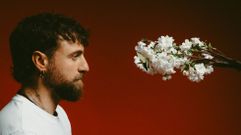 Luis Ferc�n, cantautor compostelano, lleva desde febrero de gira con su �lbum �Cerezos en flor�