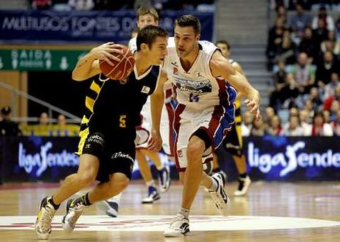 El alero Nico Richotti, en el partido de Sar, defendido por Levon Kendall.