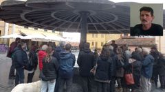 Asistentes al homenaje, en Oviedo, por �ngel Meana, en el recuadro