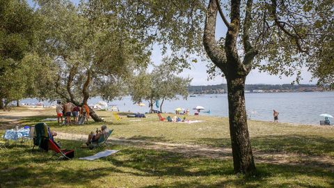 Zona de picnic en praia Xard�n, en Boiro.