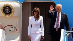 Melania rechaza dar la mano a Donald Trump