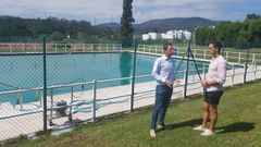 Foto de archivo del alcalde de Cervo y del concejal de Deportes en las instalaciones de Riocobo