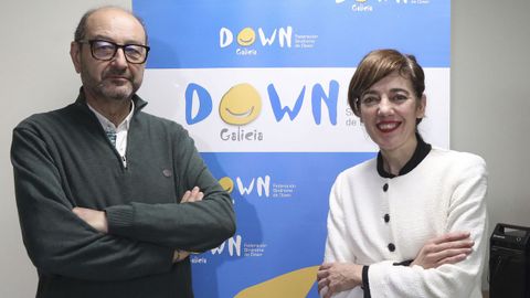 La candidata de Sumar Galicia a la Xunta, Marta Lois, durante la reuni�n mantenida con Delmiro Prieto, presidente de la asociaci�n Down Galicia.