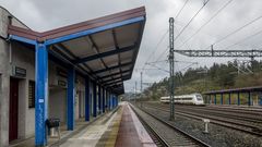 LAS ESTACIONES MS CERCANAS. En Cerceda lleg a haber cuatro estaciones (algo inslito en Galicia), pero tras el nuevo trazado habilitado para altas velocidades solo queda una, la de Cerceda-Meirama (toca las dos parroquias, en la foto). Por los restos de las otras tres pasa ahora la Va Verde. Tiene mucho trnsito a Sogama. Est a 25 kilmetros de Carballo. La de A Corua est a 32 kilmetros.