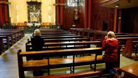 Aspecto que presenta el interior de una iglesia del centro de Oviedo este lunes, primera jornada de la Fase 1 de la desescalada 