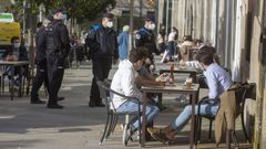 La Polic�a Local de Santiago controlando que se cumplen las medidas contra el covid en los locales de hosteler�a