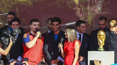El creador de contenido Ibai y la periodista Mar�a Rela�o han dado la bienvenida a los jugadores de la selecci�n espa�ola a su llegada al palacio de la Moncloa