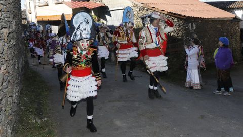 Os felos percorren Maceda.A comitiva co personaxe do entroido tradicional estn a percorrer os pobos do municipio e a Serra de San Mamede