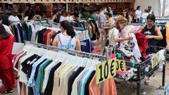 Algunos de los puestos de la feria ayer por la ma�ana, poco despu�s de la inauguraci�n.
