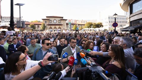 El presidente del Principado de Asturias, Adri�n Barb�n, durante la manifestaci�n en contra del peaje del Huerna, a 17 de octubre de 2025, en Oviedo, Principado de Asturias (Espa�a). Este viernes est� prevista la primera de las movilizaciones a las 17.30 horas, con salida desde la Estaci�n del Norte en Oviedo, en la calle Ur�a, hasta la Plaza de la Escandalera. La convoca la Alianza por las Infraestructuras, en la que se integra el Gobierno de Asturias, el resto de partidos pol�ticos asturianos y agentes sociales.