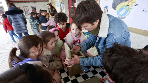 Los alumnos del centro escolar de Meira participaron en la construccin de cajas de madera