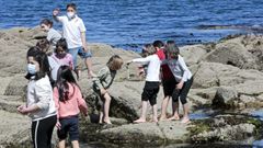 Alumnos del CEIP A Torre-Cela limpian la playa de Agrelo