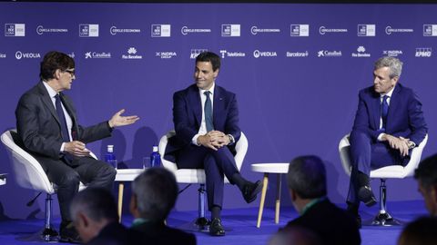 El presidente de la Generalitat de Catalu&ntilde;a, Salvador Illa, el lehendakari, Imanol Pradales, y el presidente de la Xunta, Alfonso Rueda en la mesa redonda celebrada este mes de junio en Barcelona.