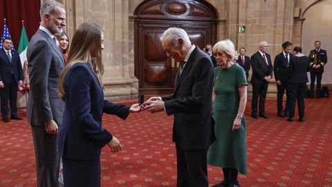 La princesa Leonor saluda al escritor Eduardo Mendoza, Premio Princesa de Asturias de las Letras 2025, durante la audiencia a los galardonados con los �Premios Princesa de Asturias 2025