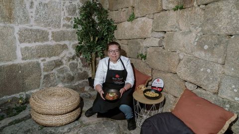 La chef, en una de las terrazas, con algunos de sus platos