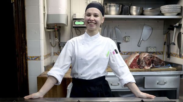 Ana Mu�iz en el Gonzaba, asador de Santiago donde hizo las pr�cticas del ciclo de cocina y, al acabarlas, la ficharon. De eso har� en abril dos a�os y ella est� encantada con el equipo y el trabajo en la parrilla.