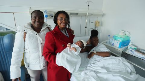 Luan Mikiel con su madre, Gilsa, de 20 a�os, es el primer beb� del 2026 en la provincia de Lugo