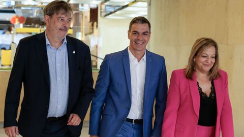 El presidente del Gobierno en funciones, Pedro Snchez (c) y la portavoz de socialistas en parlamento europeo, Iratxe Garca.