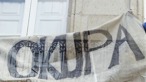 En una imagen de archivo, una pancarta a favor de la okupacin de viviendas en Santiago