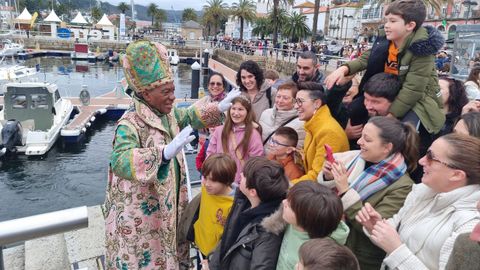 Los nios recibieron a los Reyes Magos en el muelle de Curuxeiras en Ferrol