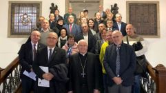 Representantes de la asociacin AMCF con el arzobispo de Santiago, Julin Barrio, y el concejal compostelano Sindo Guinarte.