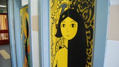 Obras de arte decorando las puertas de unos ba�os.