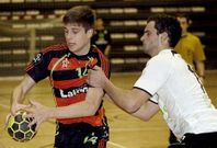 Tate -en la imagen en un partido anterior ante el Nov�s- fue el m�ximo goleador rojinegro, con 9.