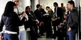 Numeroso p�blico aguarda en los pasillos judiciales de Vigo a que comience una vista.