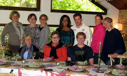 La directora Lydia Smith (primera por la izquierda) con sus acompa�antes, ayer en Casa Su�rez.