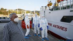 Personal de Puerto de Celeiro, protegido con trajes especiales, recogi� esta tarde carnada del barco, en cuarentena en el puerto de Celeiro