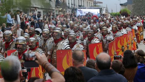 Desfile de las asociaciones junto a la Ronda da Muralla