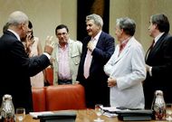 Jes�s Posada, en el centro, departiendo con diputados socialistas y de IU, ayer antes del inicio de la sesi�n.