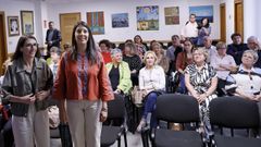 Rosa Crujeiras, acompa�ada por la alcaldesa de Ribeira, Mar�a Sampedro, en su visita a los alumnos de la Universidad para Mayores