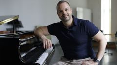 Fernando Briones, director de la Orquesta Gaos, dice estar expectante ante el concierto con Yandel.