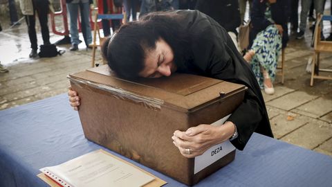 Mauricia Caneda (sobrina de Ignacio Francisco Caneda deza) abraza los restos de su tio durante el homenaje.