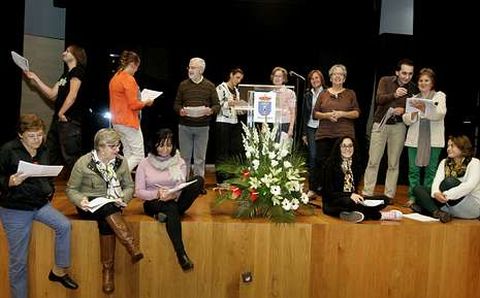 Miembros de Teatro no Garaxe, el viernes en un ensayo en el auditorio. 