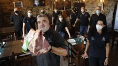 La Raqueta est� regentada por Javier Rafael Giuglarelli y es el segundo restaurante de carretera de este argentino, que considera que una buena localizaci�n es tan importante como ofrecer un buen producto. En su caso, �la mejor entra�ita y unos criollos exquisitos�