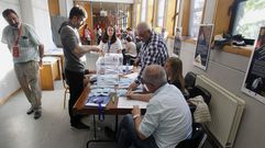 Recuento de votos en el colegio electoral de Sober en el que un vecino meti� dos sobres del PP en la urna
