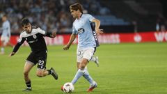 Bianco, con Marcos Alonso, en la Fase Liga de la Europa League, en Bala�dos.