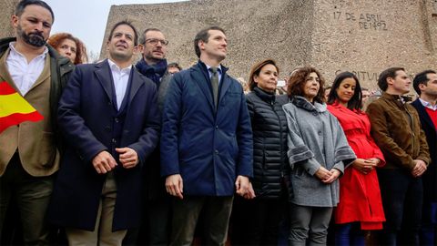 Carmen Moriyn, en el centro de la imagen, junto a Pablo Casado, en la manifestacin del 10 de febrero en Madrid