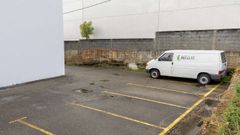 Zona del aparcamiento de una empresa del pol�gono de Caramuxo en la que ayer apareci� un cad�ver  