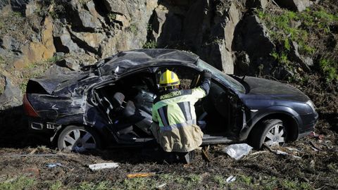 Excarcelan a los dos ocupantes de un coche que recibió la embestida de un camión en la A-6 en Cambre