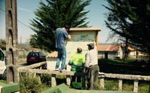 Operarios colocando los nuevos paneles en la parroquia de Cira.