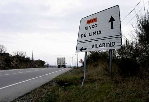 El accidente tuvo lugar en la carretera OU-531, que une Xinzo de Limia con Cortegada