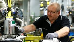 Un operario en la factor�a de Mercedes Benz de Sindelfingen, en Alemania