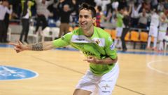 Batista, celebrando un gol con el Palma Futsal.