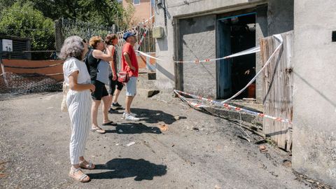 El fuego despertó a muchos vecinos, que esta mañana se acercaron a la vivienda para ofrecer ayuda e interesarse por la familia