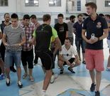 La plantilla del Azkar, en el Terra el primer d�a de trabajo.